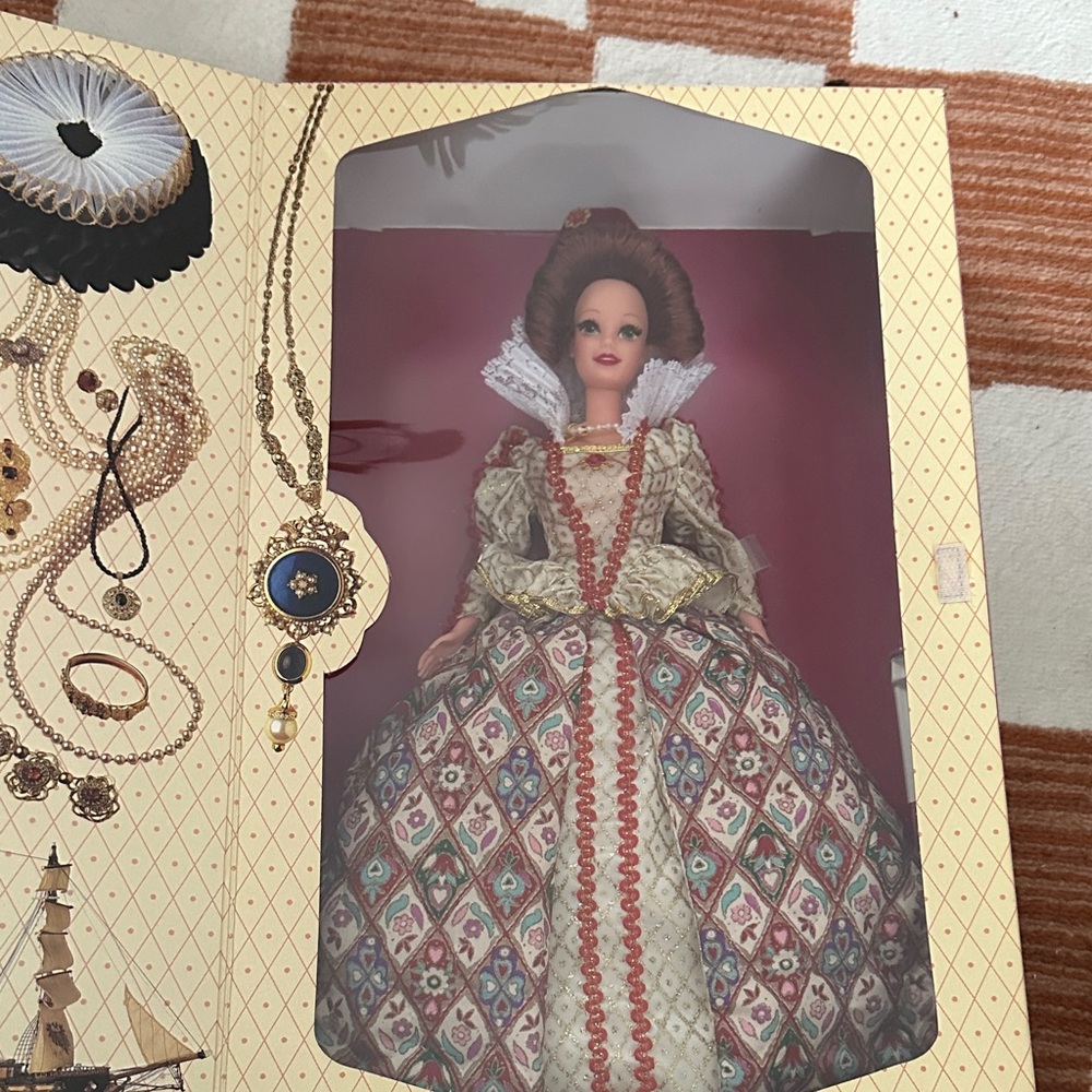 Barbie NEW queen Elizabeth doll
